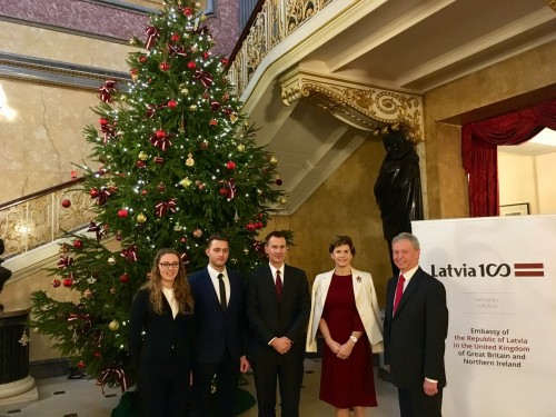 BSW helps transport Christmas tree from Latvia to FCO’s Lancaster House